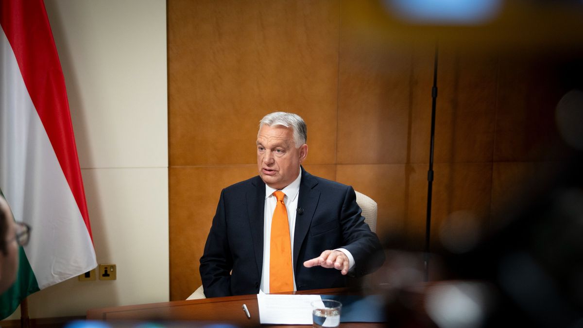 Abu-Dzabi, 2025. szeptember 12.
A Miniszterelnöki Kommunikációs Főosztály által közreadott képen Orbán Viktor miniszterelnök (j) interjút ad Törőcsik Zsolt műsorvezetőnek a Kossuth Rádió Jó reggelt, Magyarország! című műsorában a közmédia kihelyezett stúdiójában Abu-Dzabiban 2025. szeptember 12-én.
MTI/Miniszterelnöki Kommunikációs Főosztály/Fischer Zoltán