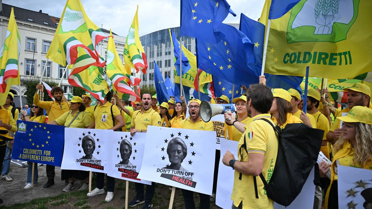 BRUSSELS, BELGIUM - JULY 16: Farmers from various European countries gather in front of the European Parliament to protest the upcoming 2028–2034 Common Agricultural Policy (CAP) budget, expected to be announced by European Commission President Ursula von der Leyen later today, in Brussels, Belgium on July 16, 2025. Dursun Aydemir / Anadolu (Photo by Dursun Aydemir / Anadolu via AFP)