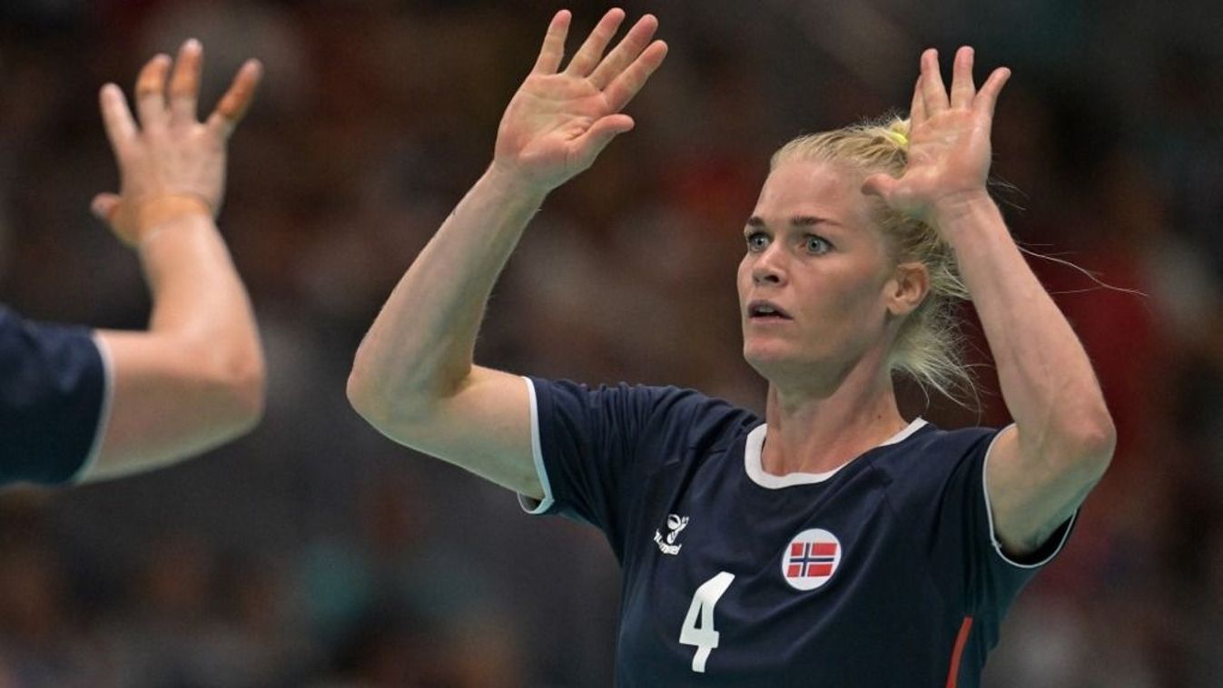 Veronica Kristiansen visszatért a norvég női kézilabda-válogatottba, Norway's left back #04 Veronica Kristiansen celebrates with a teammate after scoring during the Women's Preliminary Round Group A handball match between Norway and Germany of the Paris 2