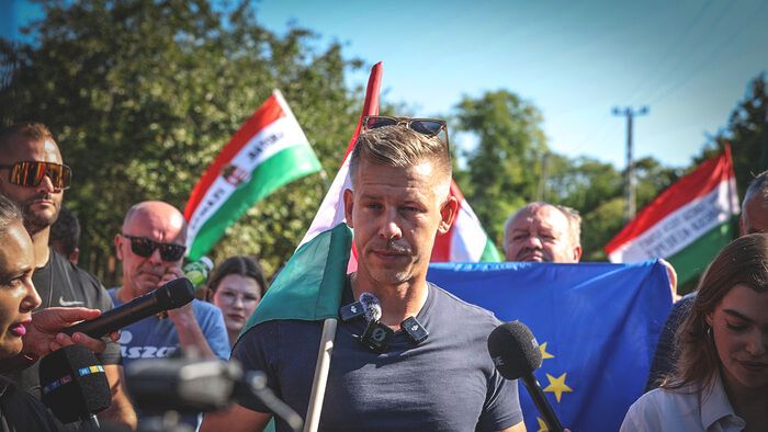 Magyar Péter és a rendőrsorfal Kötcse