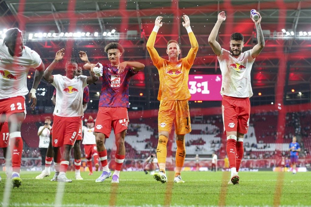 Gulácsi Péter továbbra is ünnepelt sztár Lipcsében, az őt évek óta leváltani akaró német klub kénytelen átgondolni a jó teljesítménye miatt a kapusterveit