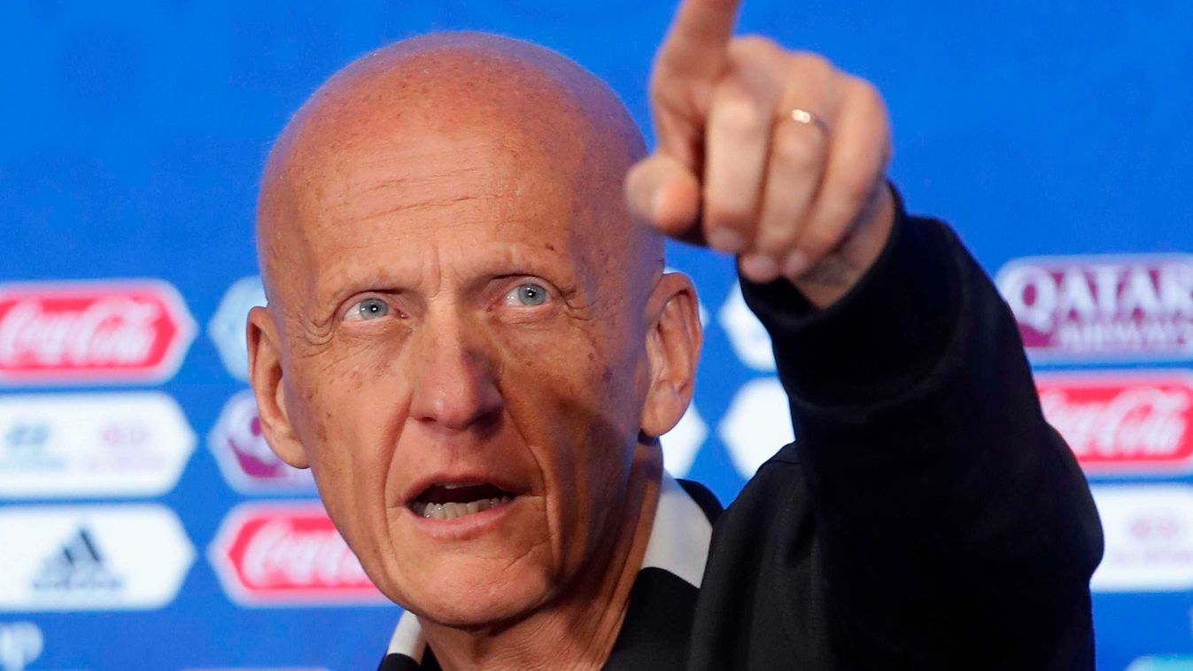 új szabály 
Moszkva, 2018. június 12.
Pierluigi Collina, az Európai Labdarúgó Szövetség, az UEFA játékvezetői bizottságának olasz vezetője sajtóértekezletet tart a moszkvai Luzsnyiki Stadionban 2018. június 12-én. A 2018-as oroszországi labdarúgó-világbaj