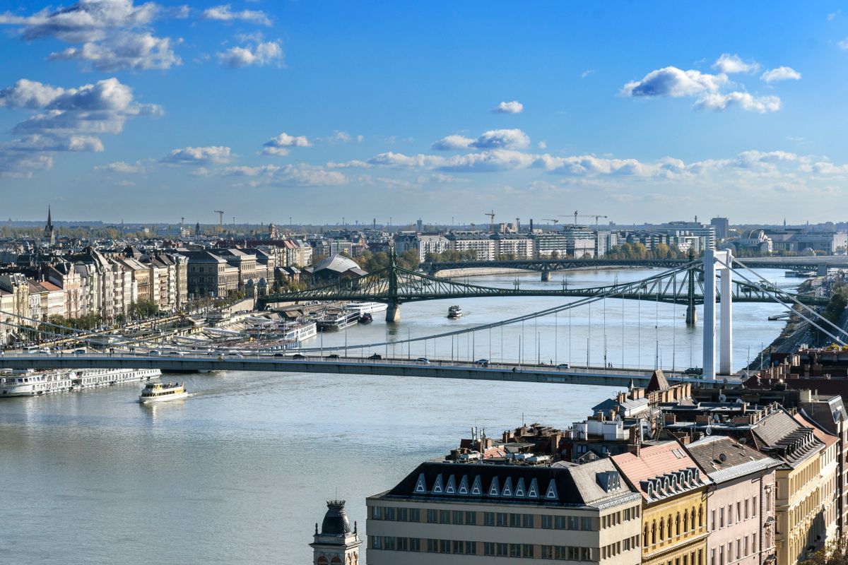 Budapest, 2023. november 12.
Budapesti városképen a Duna, az Erzsébet híd, a Szabadság híd és a pesti Duna-part.
MTVA/Bizományosi: Róka László
***************************
Kedves Felhasználó!
Ez a fotó nem a Duna Médiaszolgáltató Zrt./MTI által készített és kiadott fényképfelvétel, így harmadik személy által támasztott bárminemű – különösen szerzői jogi, szomszédos jogi és személyiségi jogi – igényért a fotó szerzője/jogutódja közvetlenül maga áll helyt, az MTVA felelőssége e körben kizárt.