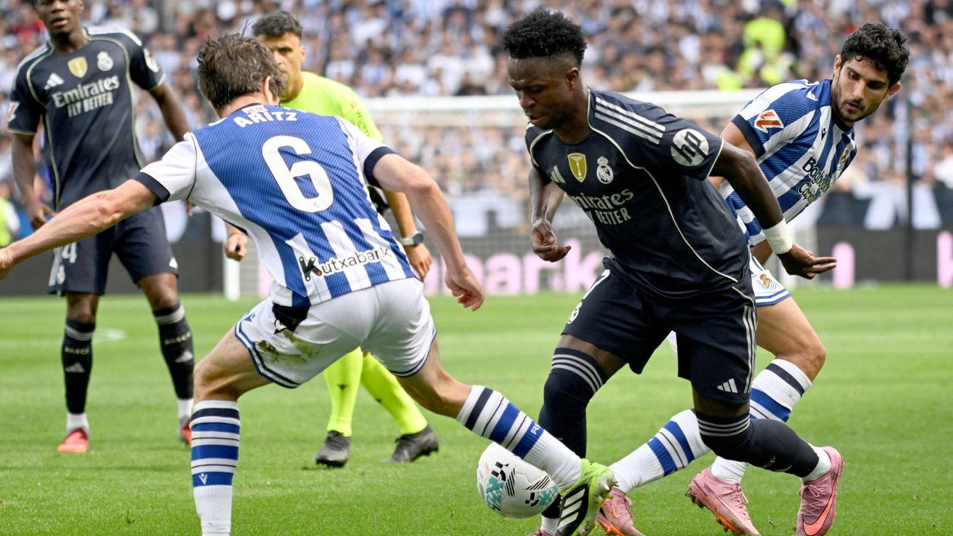 Vinícius Júnior a Real Sociedad védők gyűrűjében