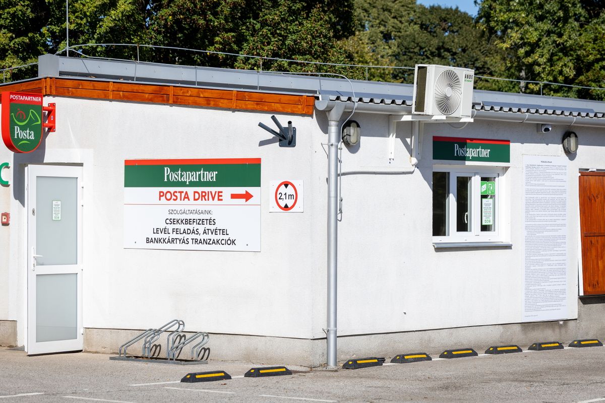 Nyíregyháza, 2025. szeptember 17.
A Magyar Posta első "drive-through" postahivatala Nyíregyházán 2025. szeptember 17-én. A Fokos utcában lévő postahivatal az országban elsőként biztosítja a Posta Drive szolgáltatást, amely lehetővé teszi a készpénz-átutalási megbízások befizetését, levélfeladást, levélátvételt és bankkártyás tranzakciókat anélkül, hogy az ügyfeleknek ki kellene szállniuk autójukból.
MTI/Erdős József