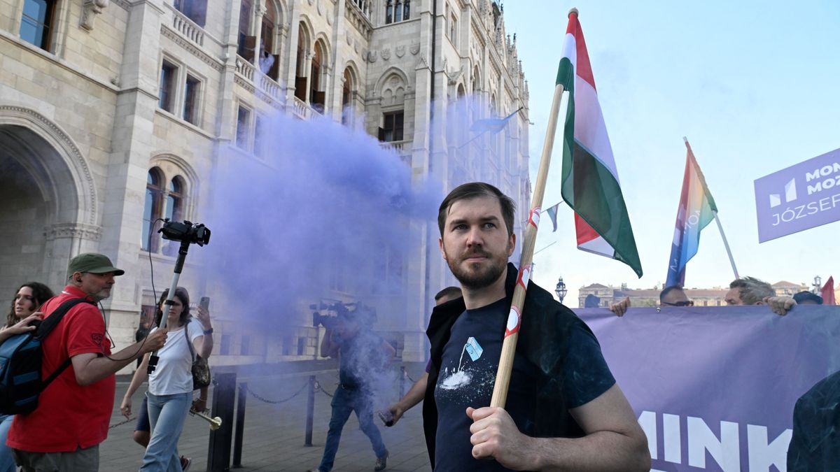 Budapest, 2025. május 1.
A Momentum politikusainak vezetésével a gyülekezési jogról szóló törvény módosításának visszavonásáért tartott tüntetés résztvevőinek egy csoportja a Karmelita kolostorhoz indul a Kossuth Lajos térről, elöl Gelencsér Ferenc, a Momentum országgyűlési képviselője 2025. május 1-jén.
MTI/Koszticsák Szilárd