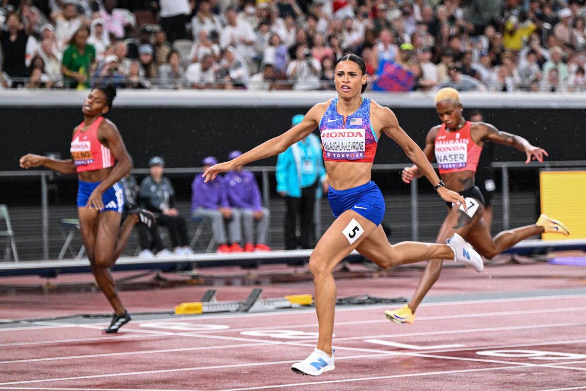 Sydney McLaughlin-Levrone, Marileidy Paulino és Salwa Eid Naser, a tokiói atlétikai vb dobogósai, a keletnémet Marita Koch világcsúcsa megmenekült 400 méteren