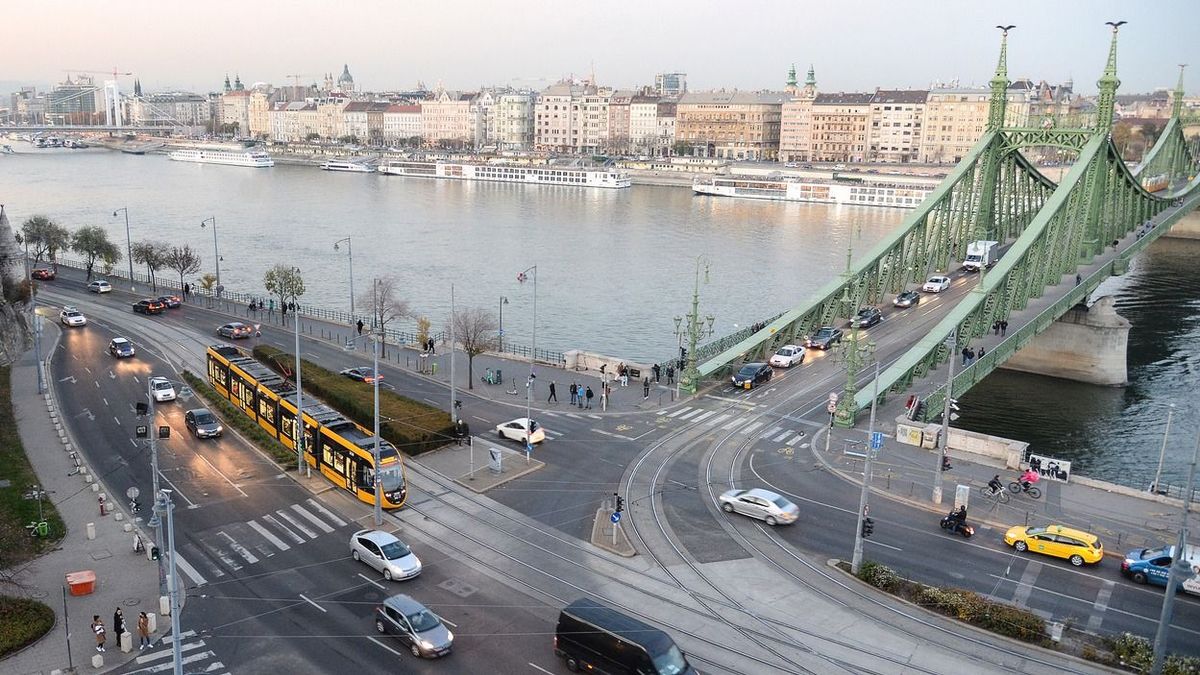 Tudta, hogy már egy Suzuki Vitarával is tilos felhajtani a Szabadság hídra?