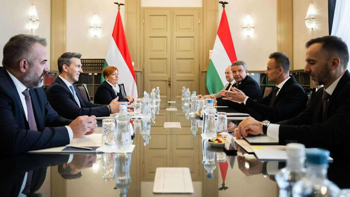 Szijjártó Péter: Az amerikai beruházások tompítják a „tragikusan rossz