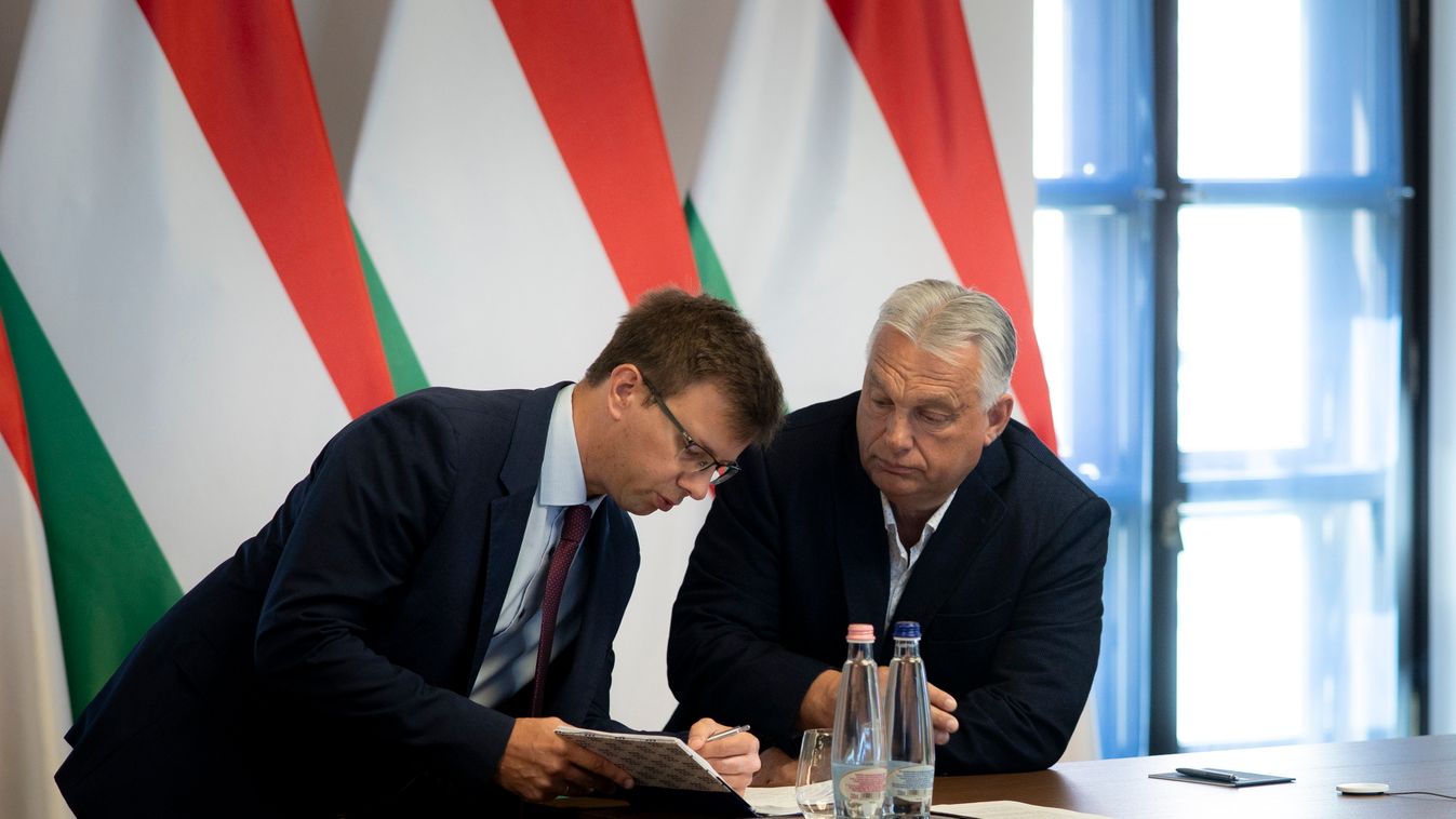A Miniszterelnöki Kommunikációs Főosztály által közreadott képen Orbán Viktor miniszterelnök (j) és Bóka János európai uniós ügyekért felelős miniszter (b), amikor a kormányfő az Európai Unió állam- és kormányfőivel tárgyal videokonferencia keretében a Ka