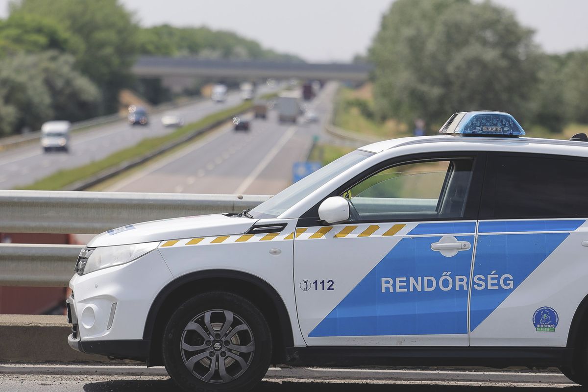 20250623 Füzesabony
Megdöbbentő baleset  
M3-as autópályán Füzesabony térségében: egy autós a hídon hagyta járművét, majd leugrott az autópályára.

Fotó: Huszár Márk  HM
Heves Megyei Hírlap  HMH 

A képen: rendőrség 
rendőrautó