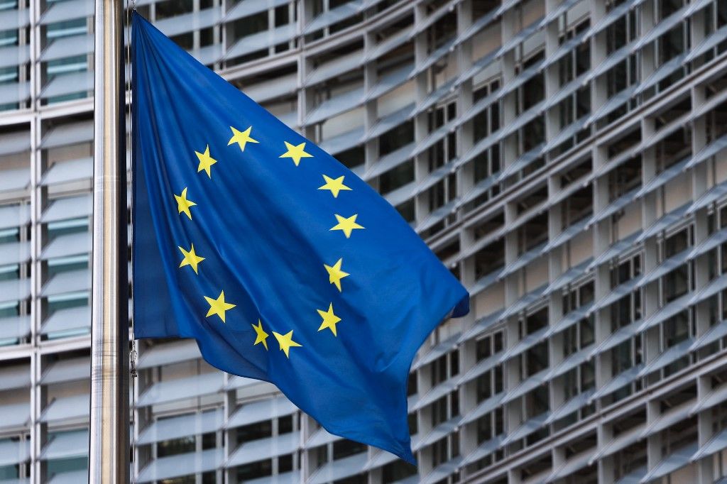 Európai Bizottság, francia gazdák, European Union flags are seen in front of the European Comission Berlaymont building in Brussels, Belgium on October 11, 2022. (Photo by Jakub Porzycki/NurPhoto) (Photo by Jakub Porzycki / NurPhoto via AFP)