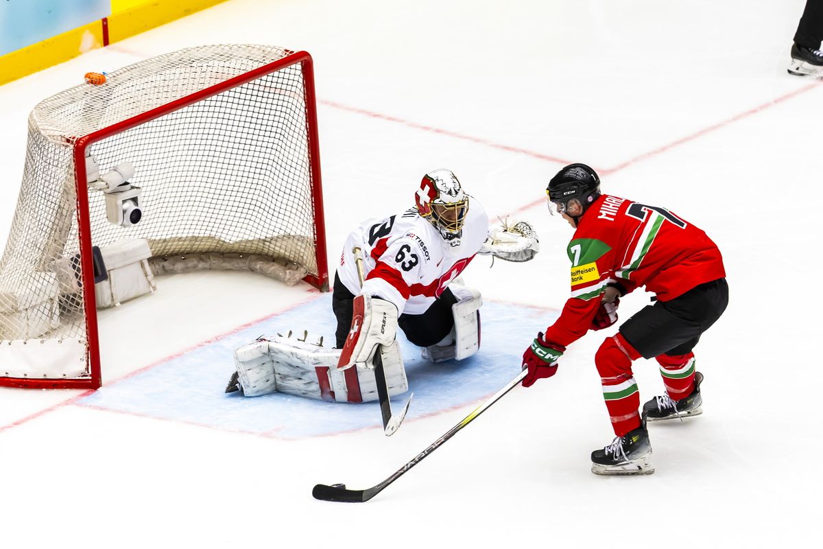 Herning, 2025. május 19.
Mihalik András (j) próbál gólt ütni Leonardo Genoni svájci kapusnak a jégkorong-világbajnokság hatodik fordulójában játszott Magyarország-Svájc mérkőzésen a dániai Herningben 2025. május 18-án. A svájci válogatott 10-0-ra győzött.
MTI/EPA/Keystone/Salvatore Di Nolfi