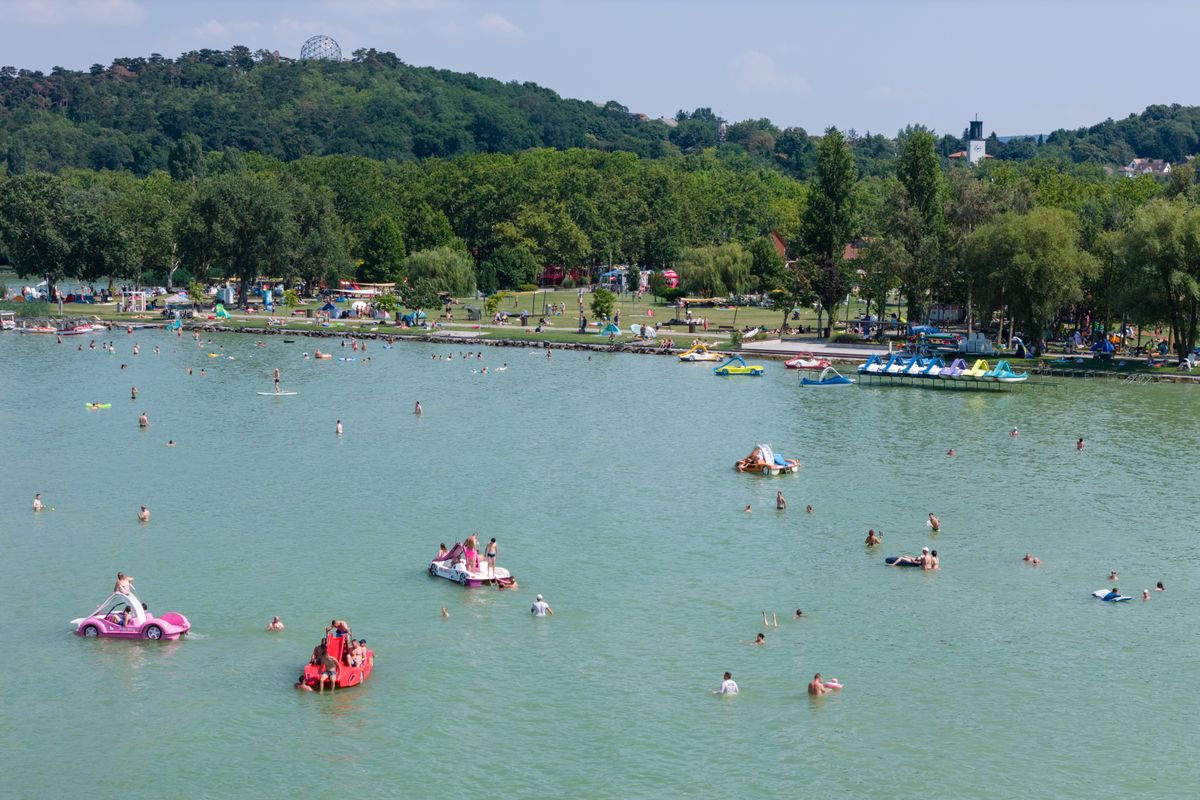 Balatonboglár, 2024. július 12.
A drónnal készült felvételen fürdőzők a balatonboglári Platán strandon 2024. július 12-én.
MTI/Vasvári Tamás