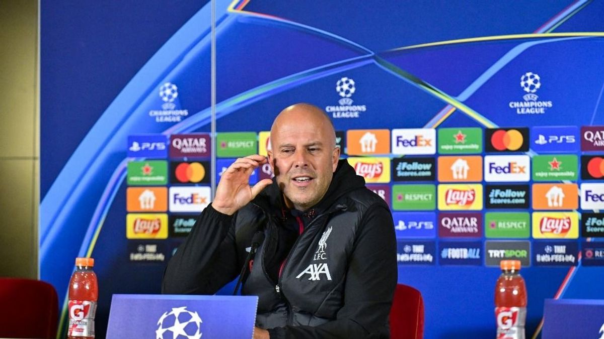 Carragher szerint elfogadhatatlan, amit Kerkez művelt, de Slot az igazi felelős