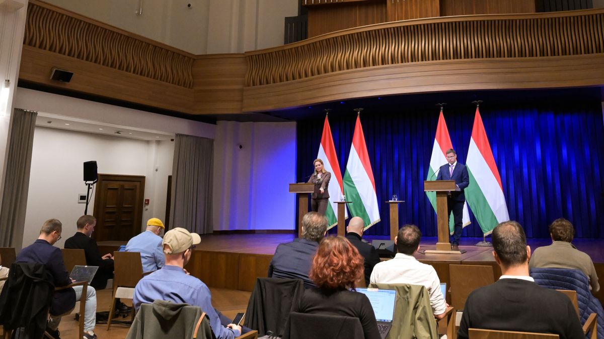 Budapest, 2025. szeptember 25.
Gulyás Gergely, a Miniszterelnökséget vezető miniszter és Vitályos Eszter kormányszóvivő a Kormányinfó sajtótájékoztatón a Karmelita kolostorban 2025. szeptember 25-én.
MTI/Bruzák Noémi