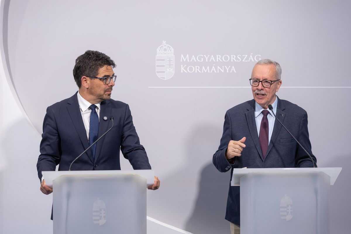Budapest, 2025. szeptember 9.
Zsigmond Barna Pál, az Európai Uniós Ügyek Minisztériumának parlamenti államtitkára (b) és Bakondi György, a miniszterelnök belbiztonsági főtanácsadója Az illegális bevándorlás aktualitásai címmel tartott sajtótájékoztatón a Miniszterelnökségen 2025. szeptember 9-én.
MTI/Kocsis Zoltán
