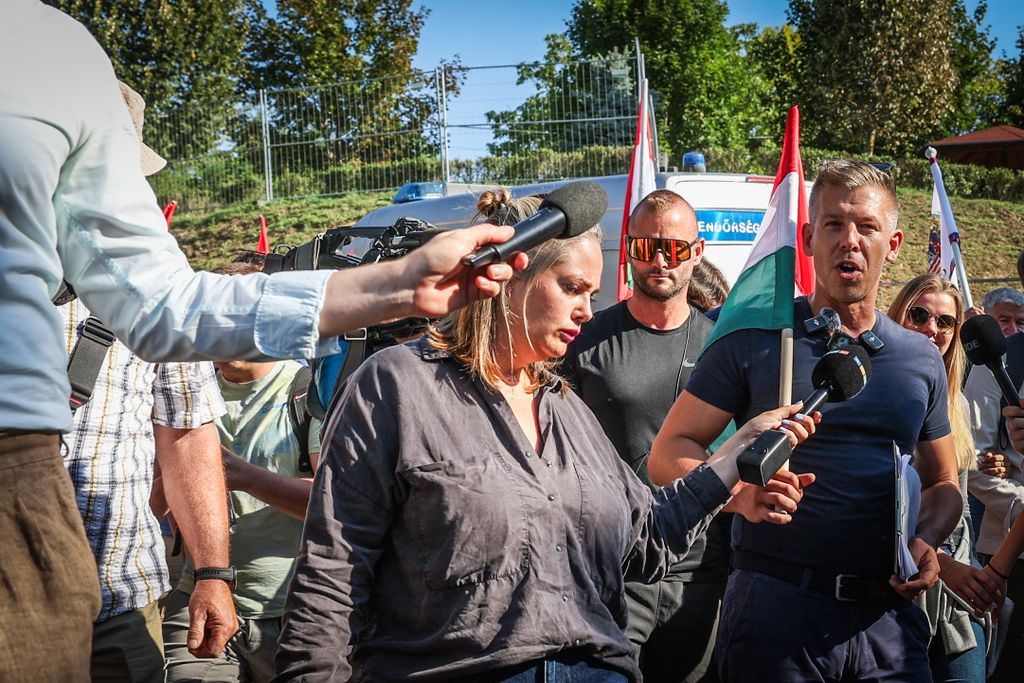 Magyar Péter és a rendőrsorfal Kötcse