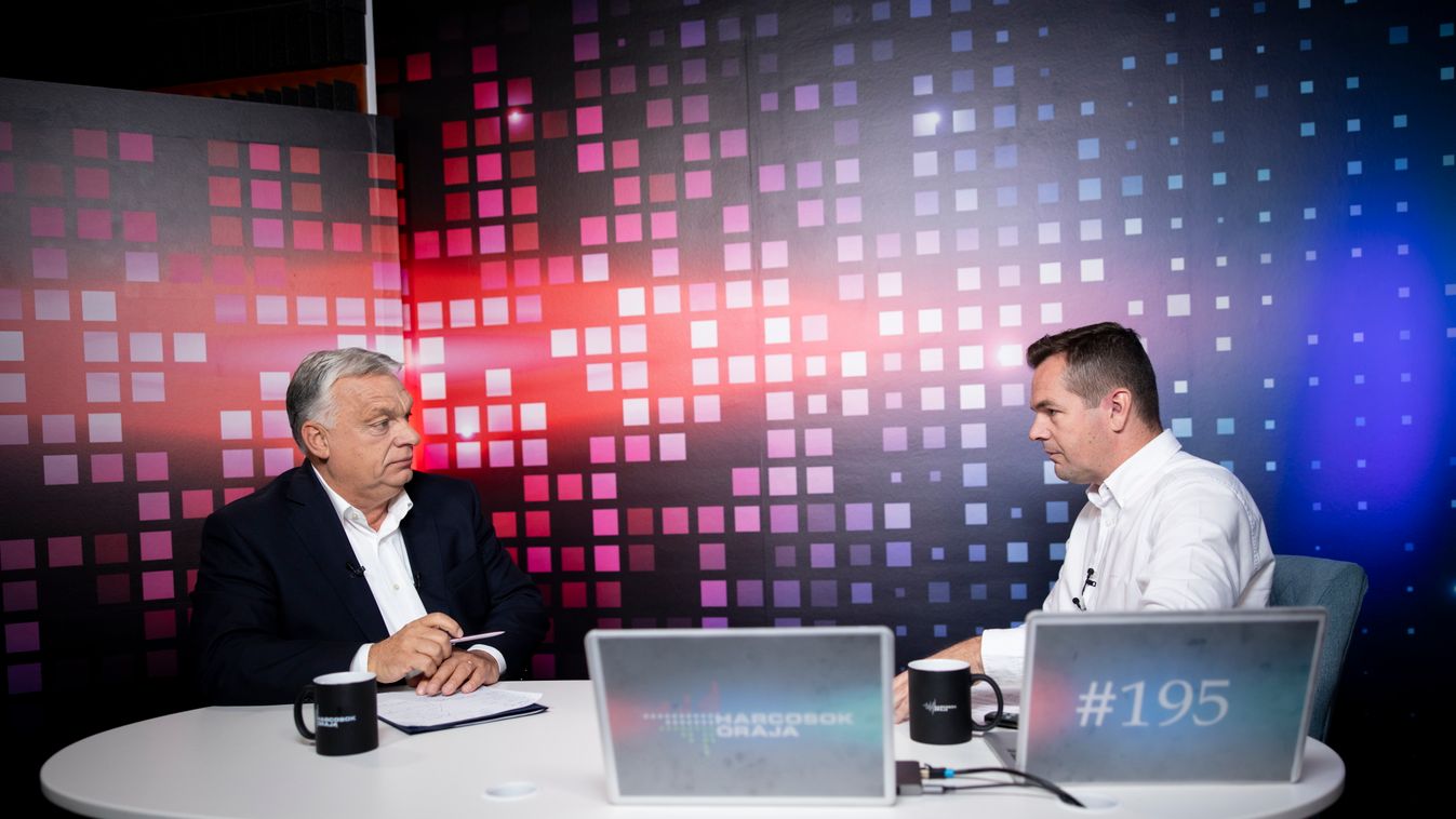 A Miniszterelnöki Kommunikációs Főosztály által közreadott képen Orbán Viktor miniszterelnök (b) interjút ad a Harcosok órája című online műsorban Németh Balázs műsorvezetőnek 2025. szeptember 29-én (Fotó: MTI/Miniszterelnöki Kommunikációs Főosztály/Fisch