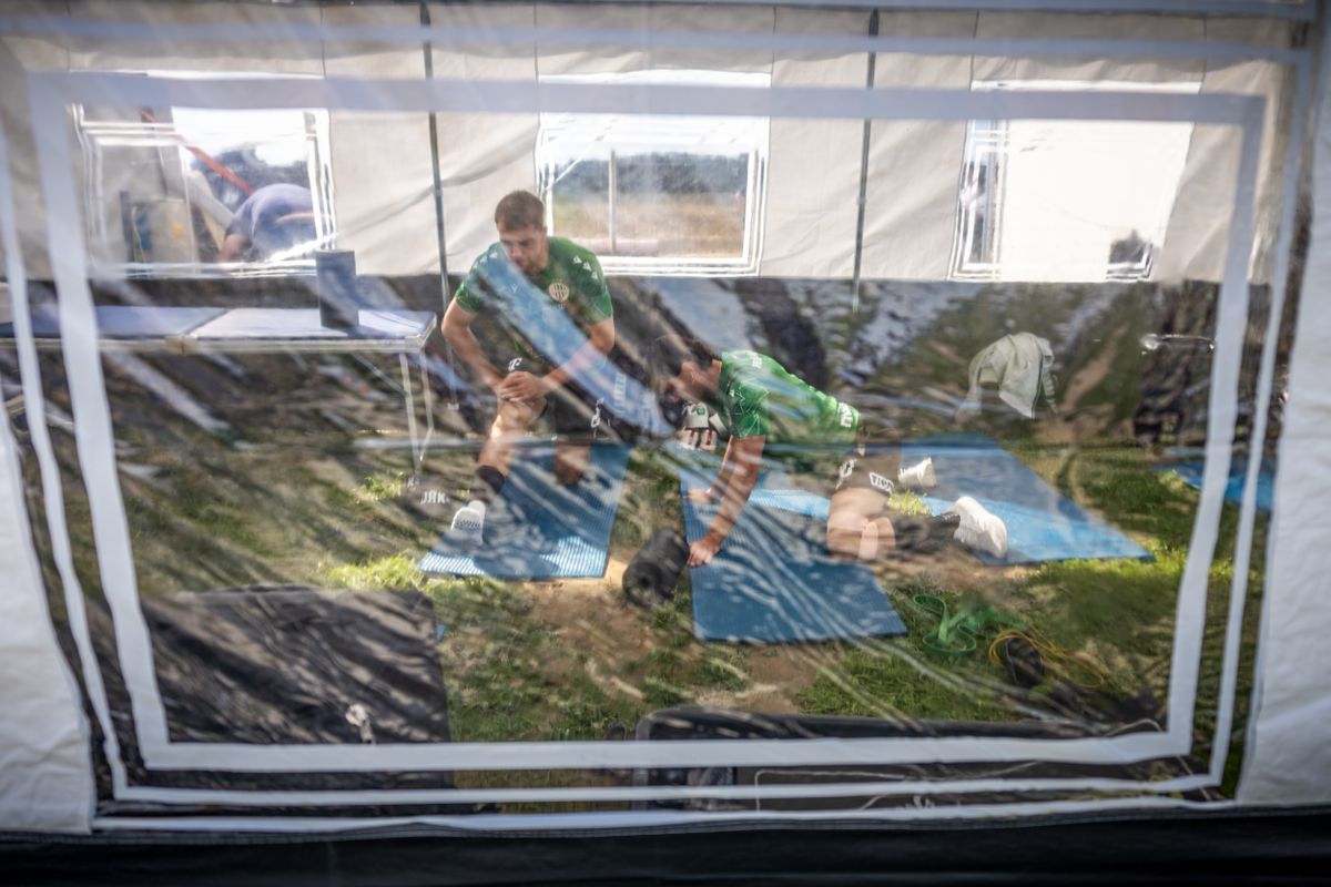 A szarvaskendi sátorban gyúrják a Fradi-játékosokat