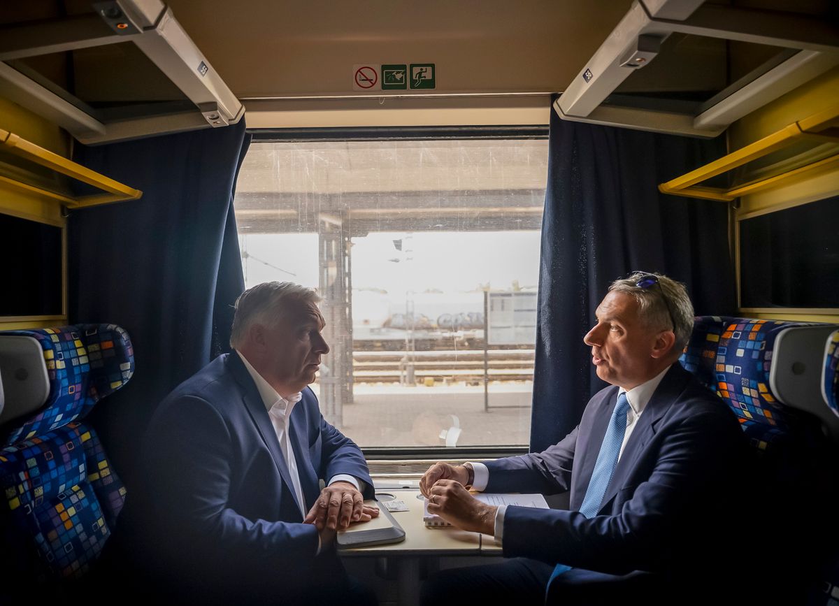 Lőkösháza, 2025. szeptember 23.
A Miniszterelnöki Kommunikációs Főosztály által közreadott képen Orbán Viktor miniszterelnök (b) és Lázár János építési és közlekedési miniszter a Békéscsaba és Lőkösháza között megvalósult vasúti vonalszakasz fejlesztésének átadó ünnepségére érkezik vonattal a lőkösházi vasútállomásra 2025. szeptember 23-án.
MTI/Miniszterelnöki Kommunikációs Főosztály/Benko Vivien Cher