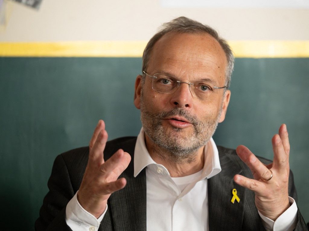29 April 2025, Berlin: Felix Klein, Federal Government Commissioner for Anti-Semitism, speaks during a joint visit with district mayor Hikel to the "Bajszel" café. The cultural pub in Neukölln has taken a public stance against anti-Semitism and has repeatedly been the target of attacks. Photo: Soeren Stache/dpa (Photo by SOEREN STACHE / dpa Picture-Alliance via AFP)