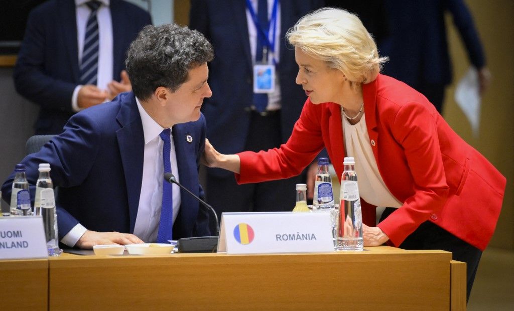 Románia elnöke, Nicusor Dan (balra) beszélget Ursula von der Leyen európai bizottsági elnökkel (Fotó: AFP)