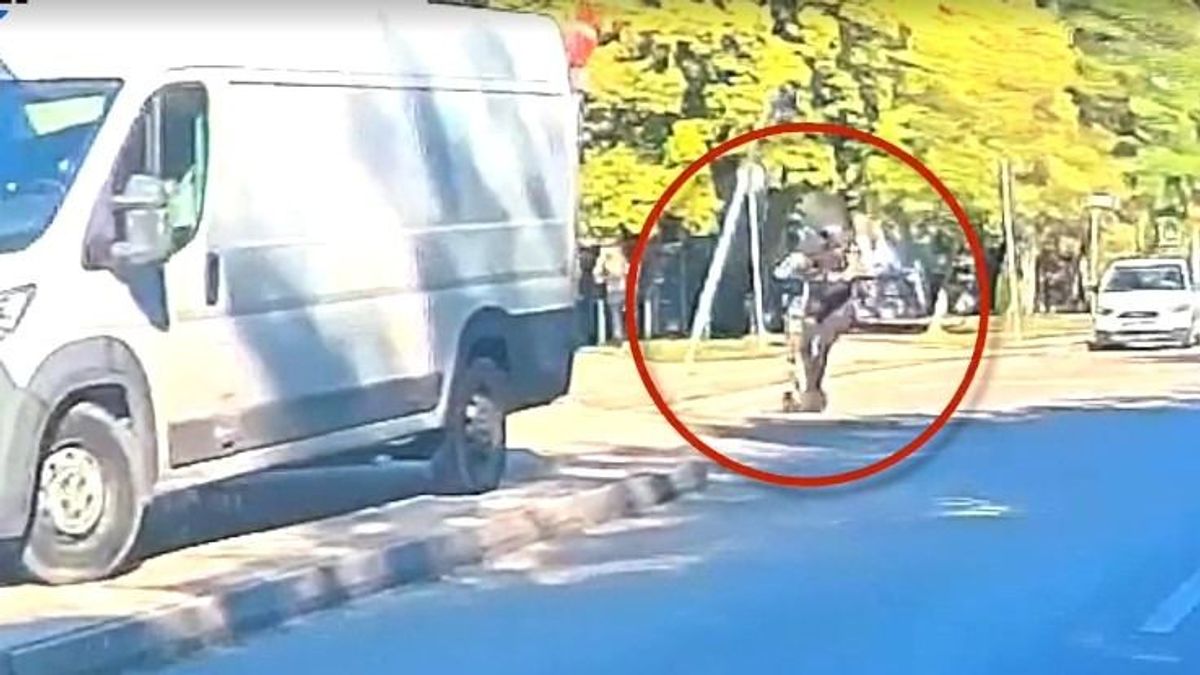 Nagyot esett a rolleres, a sisak menthette meg az életét + videó