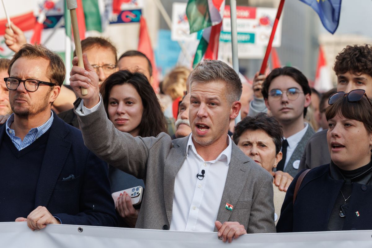 20241023 Budapest
'56-os megemlékezés tüntetés
1956 Október 23-i megemlékezést tartottak Budapesten.
A Tisza Párt szimpatizánsai a Bem József térről vonultak a Széna térre.
Fotó: Hatlaczki Balázs HB
Pesti Srácok PS
A képen: Magyar Péter a Tisza Párt elnöke