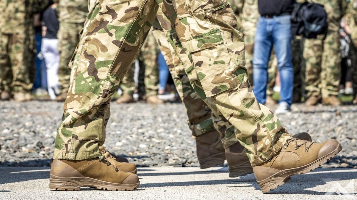 A magyar katonák sem úsznák meg a Tisza-adót, a legénység illetménye évente 476 ezer forinttal csökkenne
