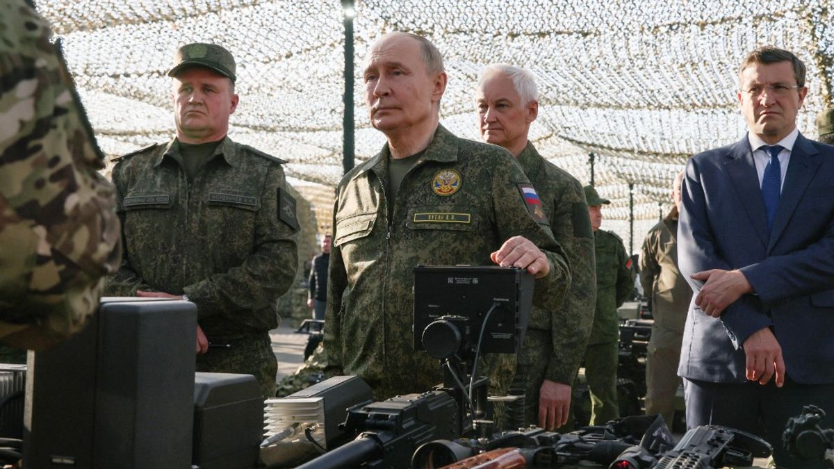 Robert C. Castel: Atomárnyék a Zapad felett
