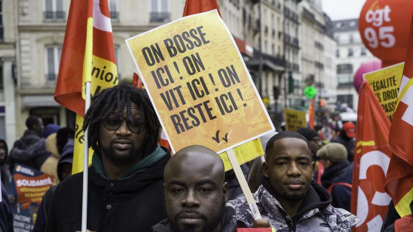 Sok a migráns Párizsban (Fotó: AFP)