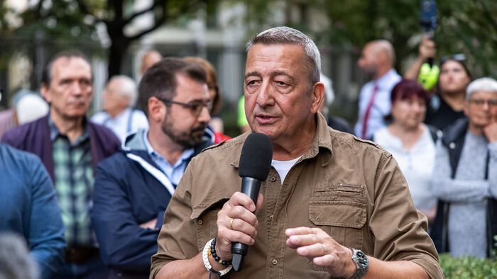 Bayer Zsolt csendes, méltóságteljes gyertyagyújtásra hív minden jóérzésű embert szeptember 18-án, csütörtökön este hat órára a budapesti Szabadság térre, az Egyesült Államok nagykövetsége elé. 
Charlie Kirk megemlékezés