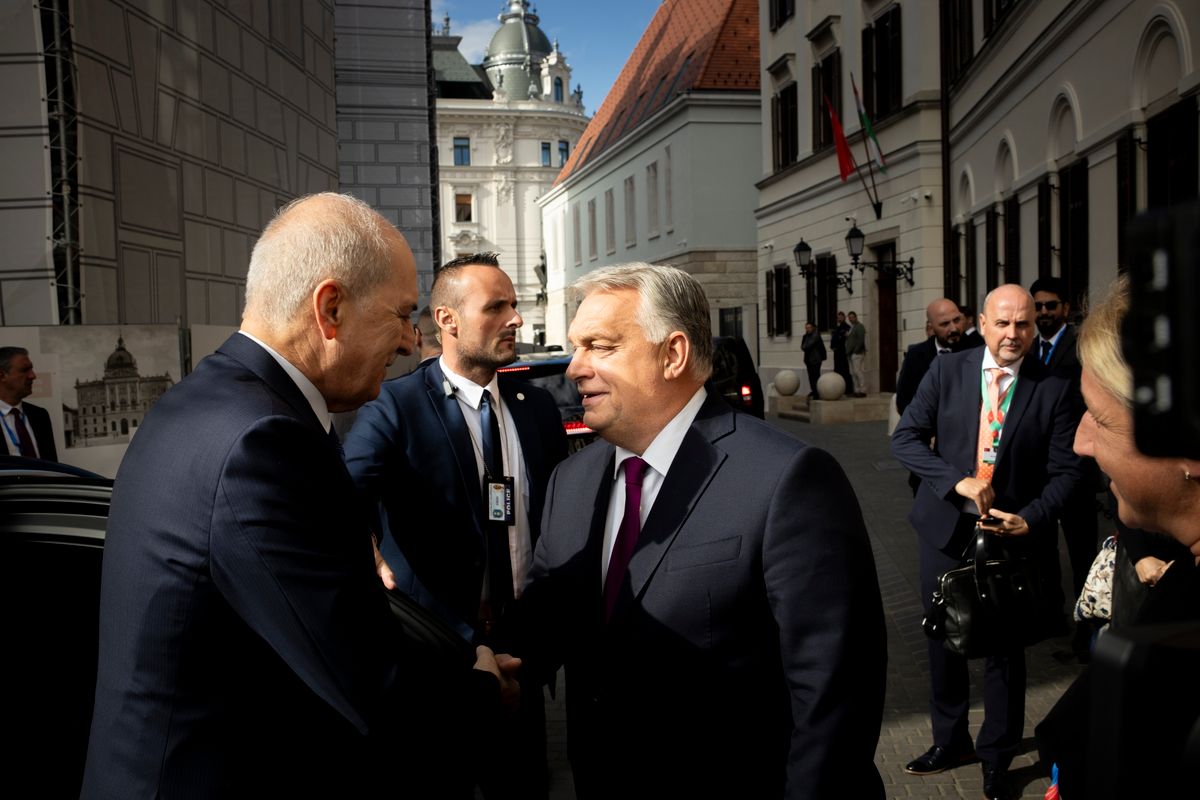 Budapest, 2025. szeptember 29.
A Miniszterelnöki Kommunikációs Főosztály által közreadott képen Orbán Viktor miniszterelnök (j) fogadja Numan Kurtulmust, a Török Nagy Nemzetgyűlés elnökét a Karmelita kolostorban 2025. szeptember 29-én.
MTI/Miniszterelnöki Kommunikációs Főosztály/Fischer Zoltán