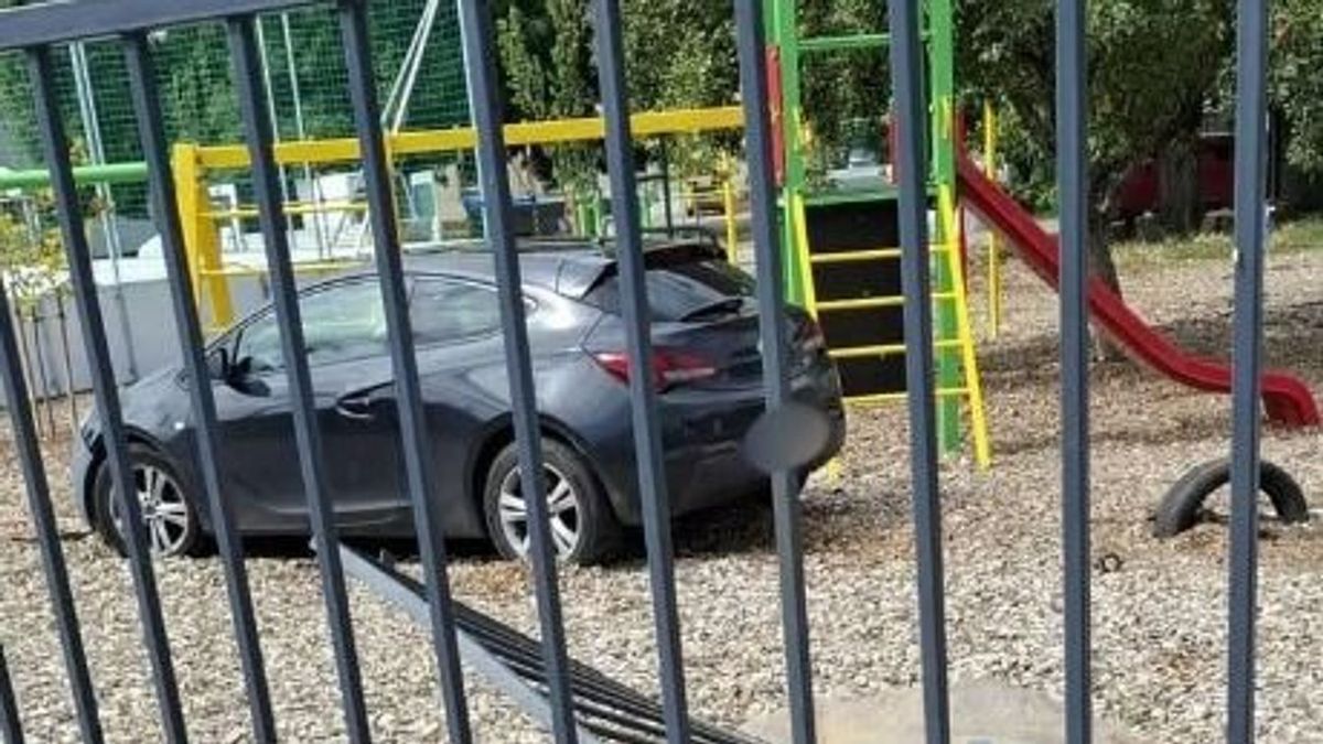 Átszakította a kerítést, iskolai játszótéren állt meg egy sofőr Pécsen