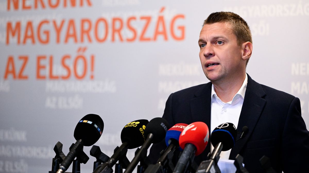 Budapest, 2025. szeptember 16.
Menczer Tamás, a Fidesz-KDNP kommunikációs igazgatója sajtótájékoztatót tart az Országházban 2025. szeptember 16-án. Október elejéig tartó szórólapkampányt indít a Fidesz annak érdekében, hogy minél többen értesüljenek a "Tisza-adóról" és a lehetséges hatásáról - jelentette be a a kormánypártok kommunikációs igazgatója.
MTI/Hegedüs Róbert