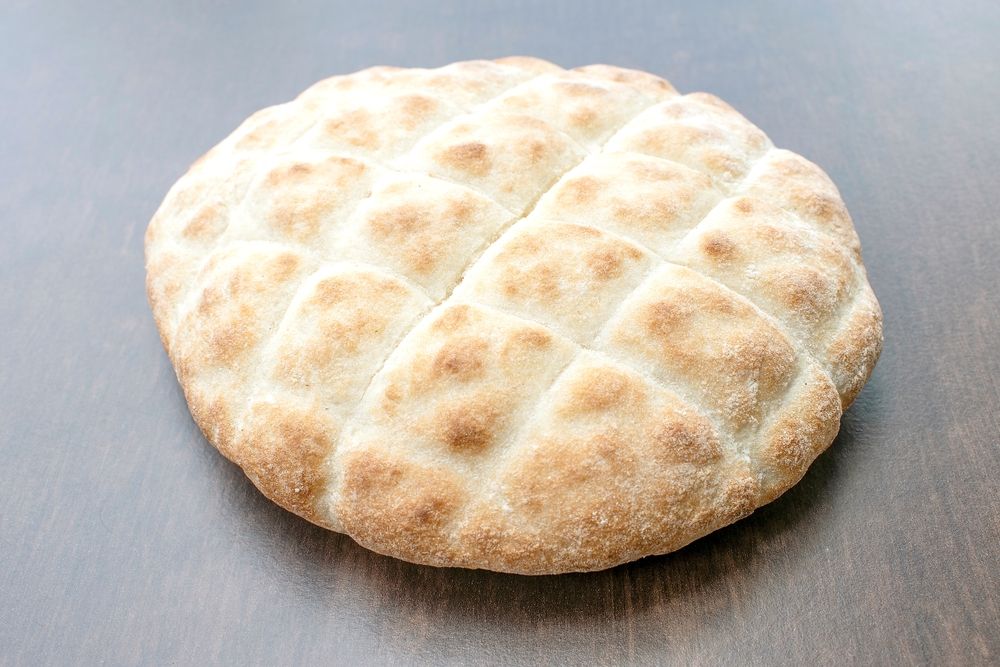 A punya nevű lepénykenyér vajas, kelt tésztából készül, amelyet jellemzően kézzel törnek, nem szeletelnek