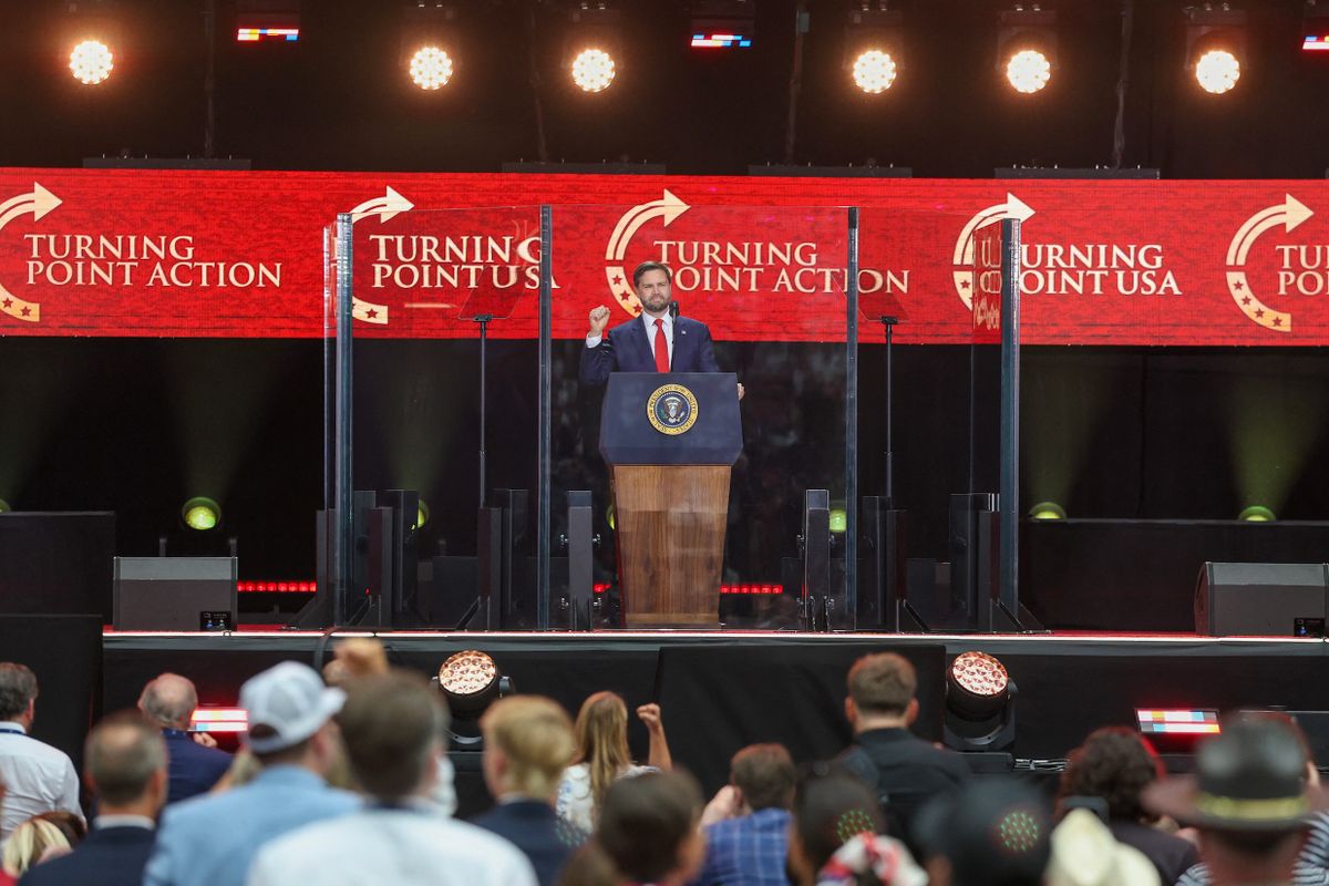 J. D. Vance megható szavakkal búcsúzott Charlie Kirktől. A stadionban tízezrek hallgatták az emlékünnepség beszédeit Trump részvételével.