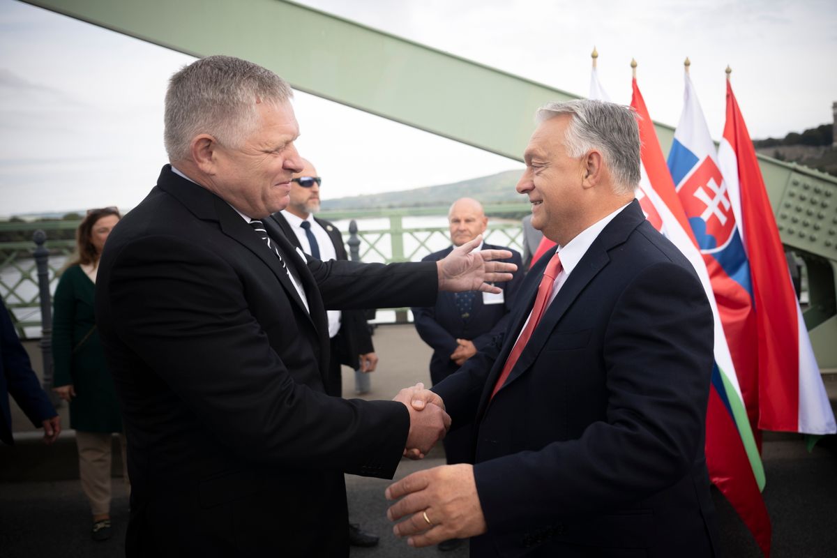 Esztergom, 2025. szeptember 28.
A Miniszterelnöki Kommunikációs Főosztály által közreadott képen Orbán Viktor miniszterelnök (j) és Robert Fico szlovák kormányfő kezet fog az Esztergomot és Párkányt összekötő Mária Valéria hídon az átadása 130. évfordulóján rendezett ünnepségen 2025. szeptember 28-án.
MTI/Miniszterelnöki Kommunikációs Főosztály/Benko Vivien Cher