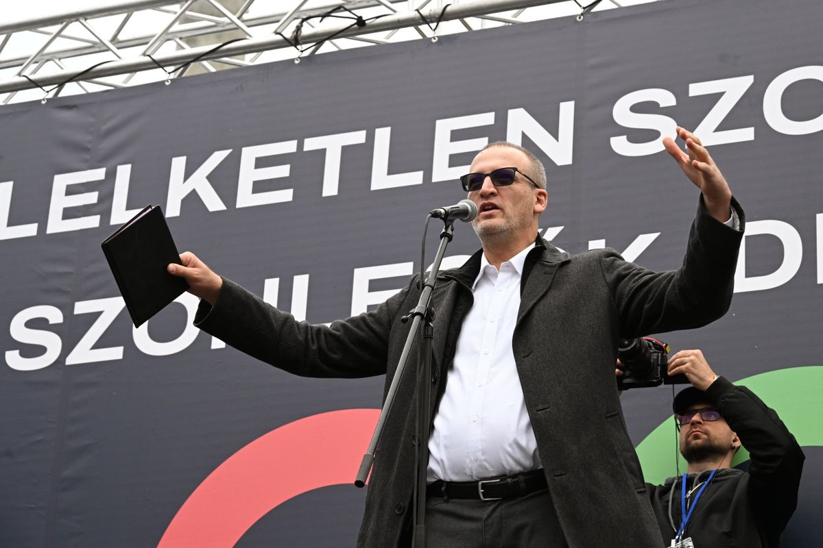 Budapest, 2024. október 5.
Tarr Zoltán, a Tisza Párt EP-képviselője beszédet mond a párt demonstrációján az MTVA óbudai székháza előtt 2024. október 5-én.
MTI/Koszticsák Szilárd