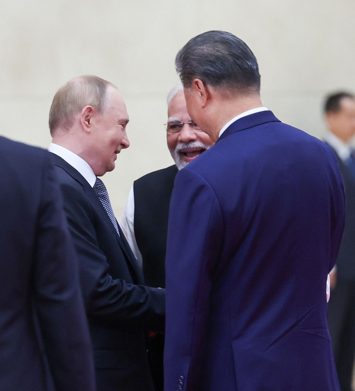 Hosszú évek óta nem látott találkozón Kína, Oroszország és India közösen üzentek a Nyugatnak, jelezve a geopolitikai erőviszonyok változását.