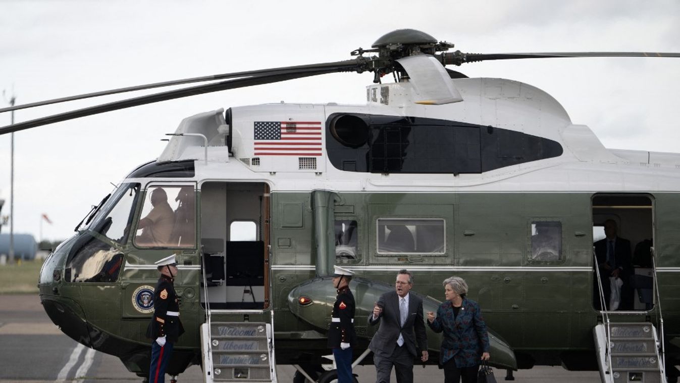 Donald Trump amerikai elnök kabinetfőnöke, Susie Wiles (jobbra) száll le a Marine One helikopter hátsó részéről az elnök előtt, miután 2025. szeptember 18-án leszálltak a londoni Stansted nemzetközi repülőtéren (Fotó: AFP)