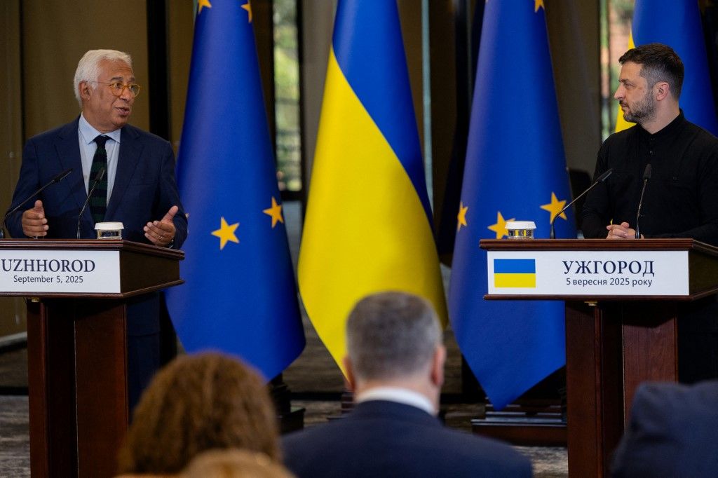 Ukraine's President Volodymyr Zelensky (R) and European Council President Antonio Costa attend a press conference in Uzhhorod on September 5, 2025. (Photo by Tetiana DZHAFAROVA / AFP)