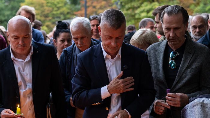 Bayer Zsolt csendes, méltóságteljes gyertyagyújtásra hív minden jóérzésű embert szeptember 18-án, csütörtökön este hat órára a budapesti Szabadság térre, az Egyesült Államok nagykövetsége elé. 
Charlie Kirk megemlékezés
