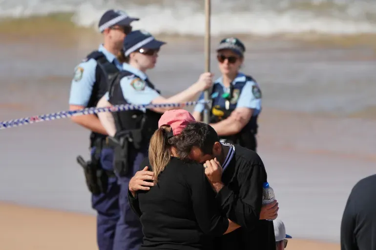 Cápatámadás áldozatául esett egy 57 éves szörfös Sydney északi strandján