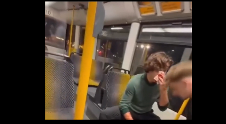 Szíriai menekült támadt egy férfira a villamoson (X)
