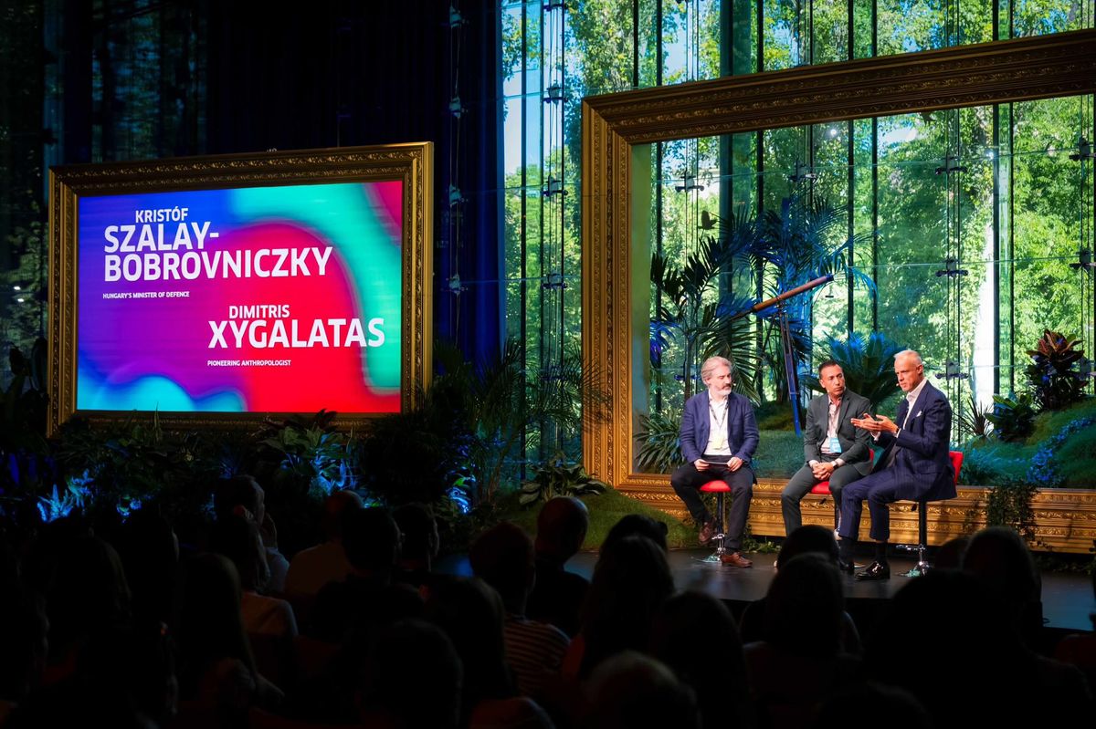 Szalay-Bobrovniczky Kristóf honvédelmi miniszter és Dimitris Xygalatas antropológus (Forrás: Facebook)