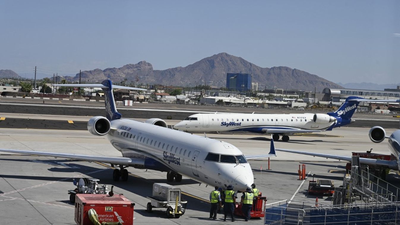 Földi személyzet dolgozik egy Skywest repülőgépen (Fotó: AFP)