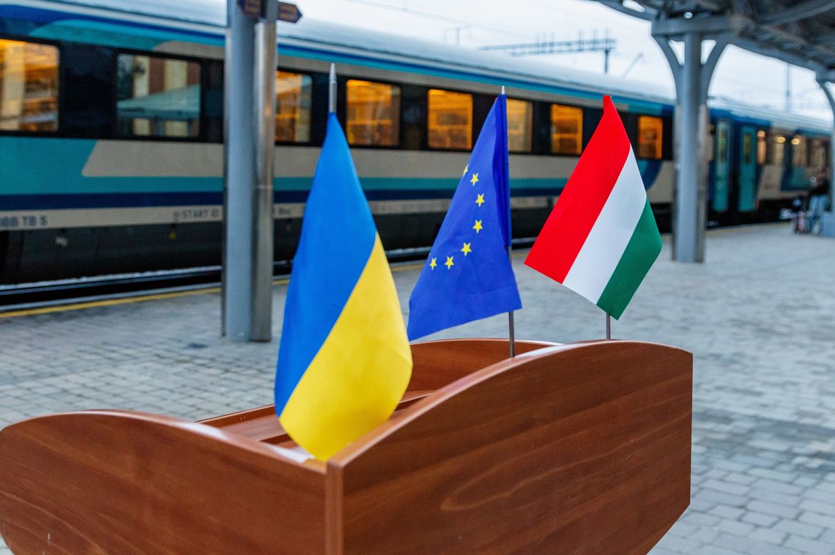 Ungvár, 2025. szeptember 12.
Zászlók egy pulton az első közvetlen Ungvár-Budapest-Bécs vonatjárat indulásakor Ungváron 2025. szeptember 12-én. A 146-os számú járat naponta közlekedik a kárpátaljai újonnan kiépített európai szabványú keskeny nyomtávú vasútvonalon a magyar és az osztrák fővárosba, a csapi átszállás kiiktatásával.
MTI/Nemes János