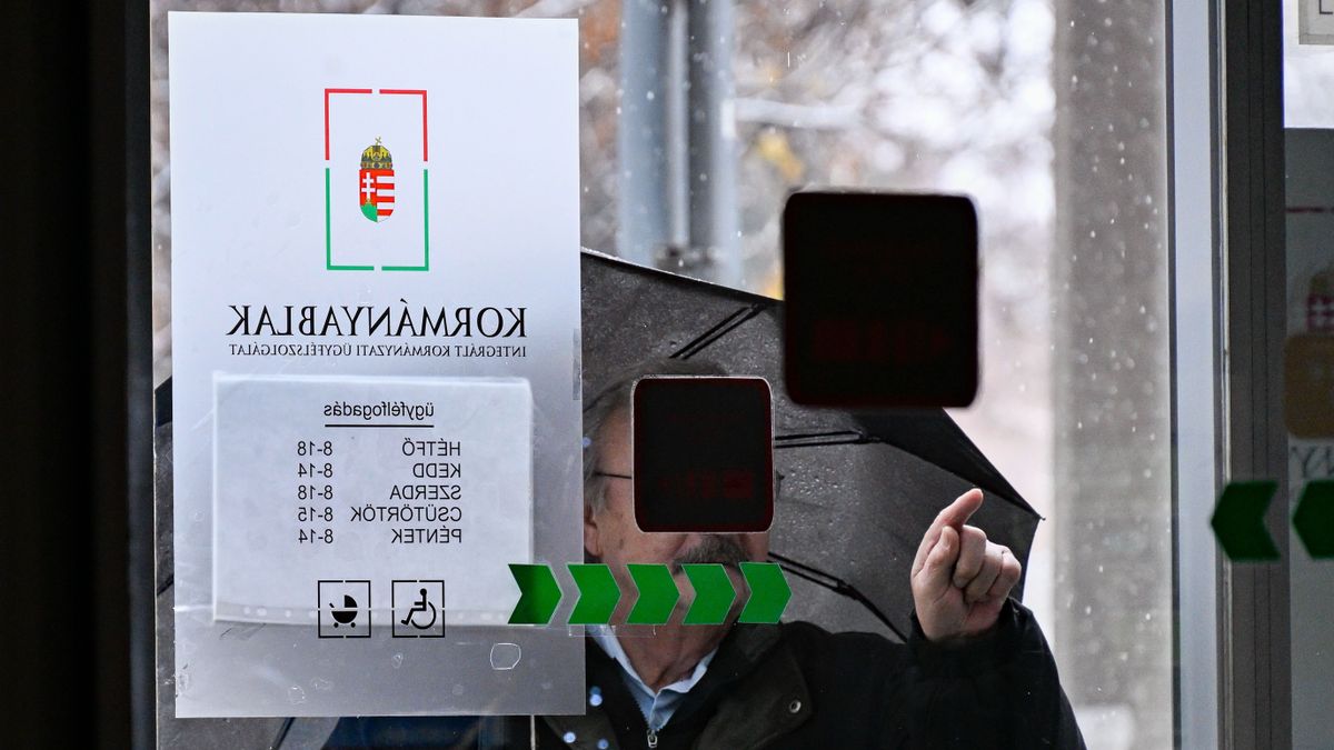 Szokatlanul indult a hétfő az orosházi kormányablakban